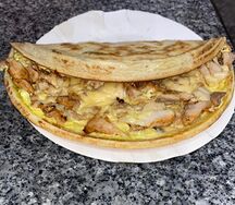 Закрытая пицца с курицей и грибами