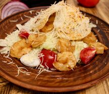 Салат Цезарь с креветками