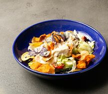 Салат Цезарь с копченым цыпленком