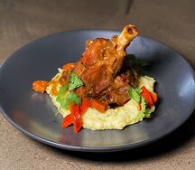 Рулька ягненка с беби картофелем