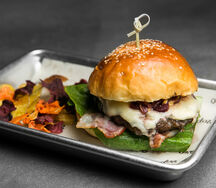 Блю Чизбургер с горгонзолой и вишневым луком