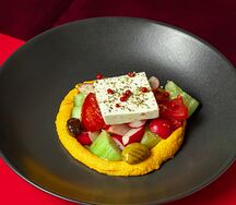 Овощи с брынзой и копчено-чечевичным пюре