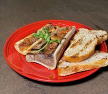 Мозговая кость с сальсой из копченого ананаса