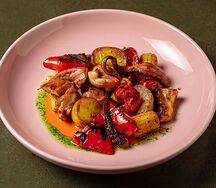 Щупальца кальмара с овощным рагу