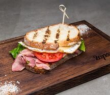 Сэндвич с пастрами и глазуньей