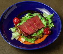 Опаленный тунец с печеным перцем