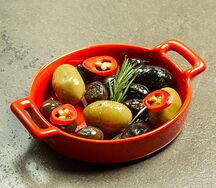 Разные оливки и маслины