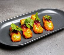 Халуми с соусом из брусники и розмарина