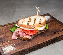 Сэндвич с пастрами и глазуньей