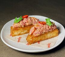 Тартар из тунца на хрустящем рисе