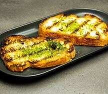 Деревенский хлеб с оливковым маслом и зеленью