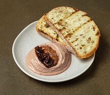 Паштет из печени индейки с джемом из бекона с черносливом