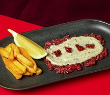 Тартар из говядины с трюфельным соусом и картофелем фри
