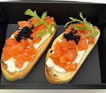 Брускетта с лососем