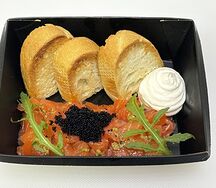 Тартар из лосося с песто