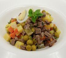 Салат Оливье с говядиной