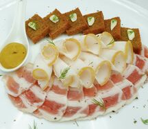 Сет из сала и ржаными тостами