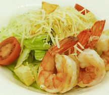 Салат Цезарь с креветками