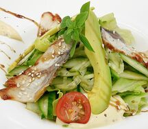 Салат с угрем и авокадо