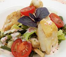 Салат с судаком и томатами черри