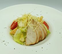 Салат Цезарь с копченой курицей