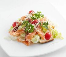 Салат Цезарь с семгой