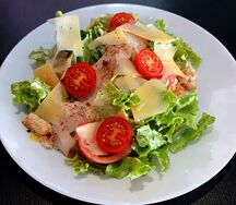 Салат Цезарь с курицей
