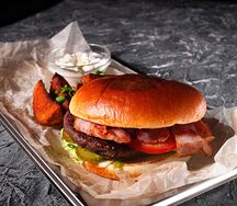 Бургер c беконом и картофелем фри