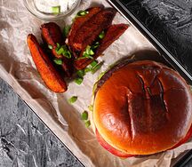 Бургер с соусом сладкий чили и BBQ