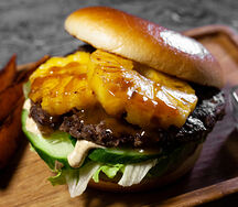 Бургер с соусом манго-чили и ананасом