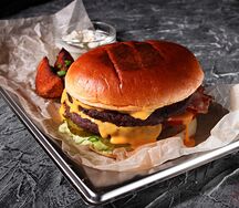 Бургер с двойной котлетой и двойным сыром