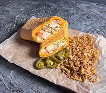 Шаурма с халапеньо, луком фри и BBQ