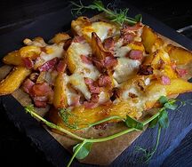 Картофель с беконом и сыром