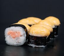 Ролл лососик хот