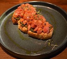 Брускетта с тунцом и томатами