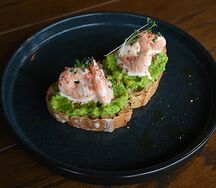 Брускетта с креветками