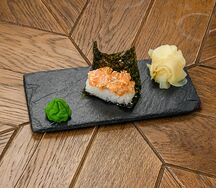 Гункан острый лосось