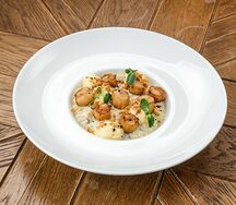 Морской гребешок с булгуром, пармезаном и шампиньонами