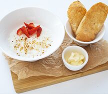 Рисовая каша с клубникой