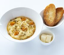 Кукурузная каша с яблоком и солёной карамелью
