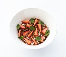 Мягкий творог с бананом, гранолой и свежей клубникой