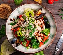 Салат с морепродуктами и рукколой с фри фунчозой
