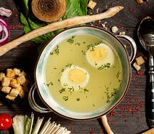 Куриный бульон с яйцом