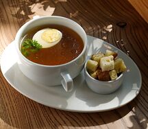 Бульон куриный с яйцом и сухариками