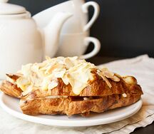 Круассан с кремом и миндалем