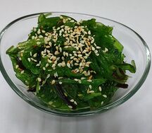 Салат Чука с ореховым соусом
