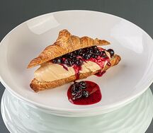 Круассан с кремом Три молока и чатни из черной смородины