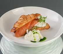 Круассан с лососем, страчателлой и гуакамоле