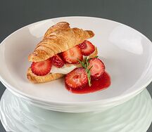 Круассан с маскарпоне и сезонной ягодой