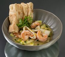 Гребешки, кальмары и креветки с цукини в соусе том ям